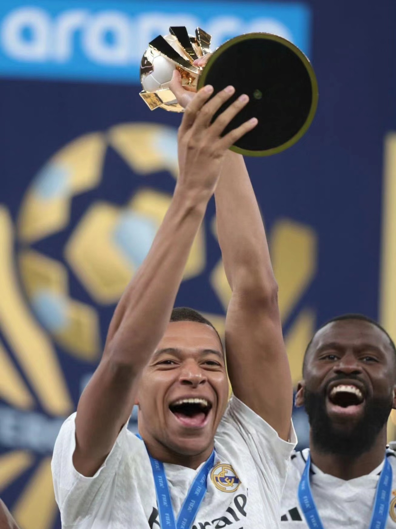 关于皇家马德里队大胜，斩获比赛胜利的信息