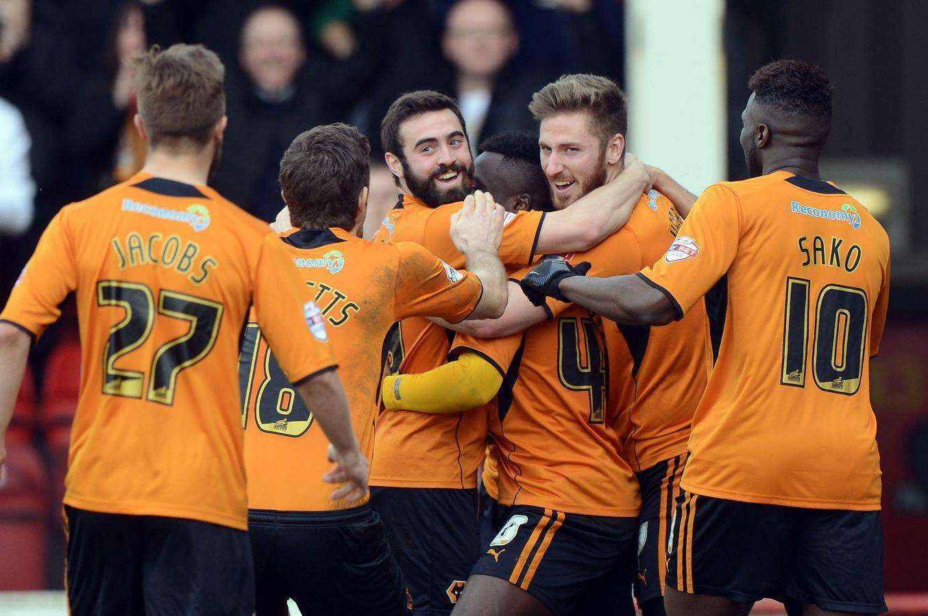 开云体育-亚眠总教练宣布离队，球队动荡