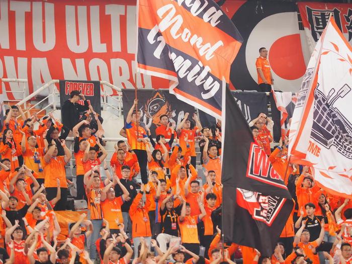 比赛精彩纷呈,球迷欢呼雀跃 比赛精彩纷呈,球迷欢呼雀跃