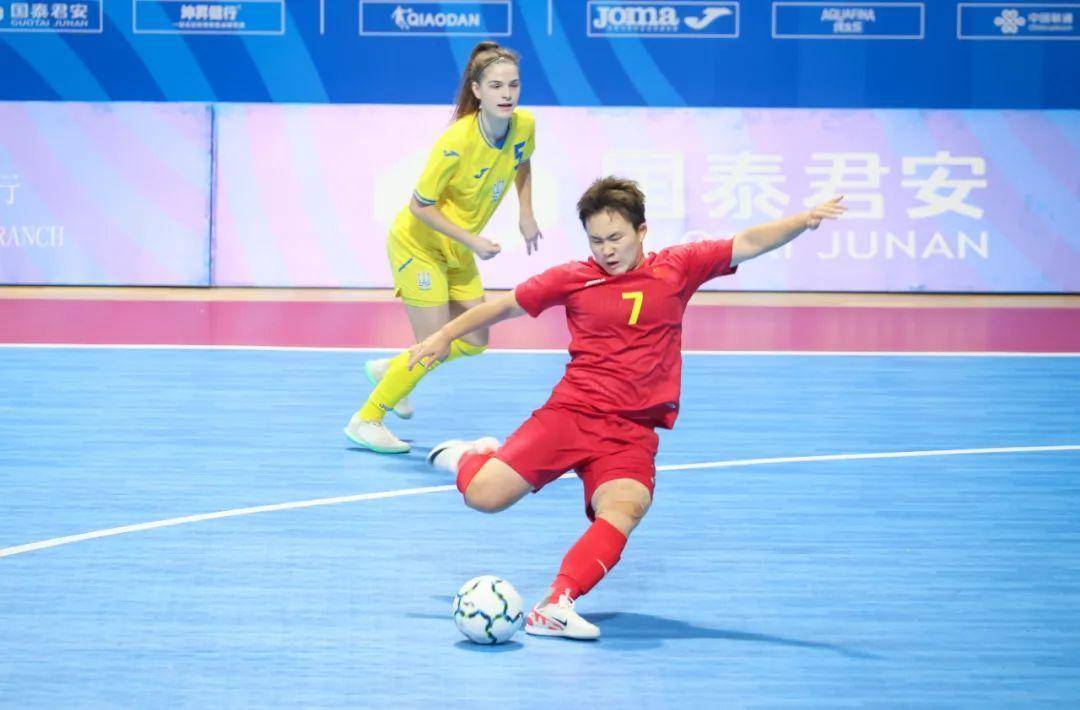 足球比赛中华人女队取得重大突破 足球比赛中华人女队取得重大突破