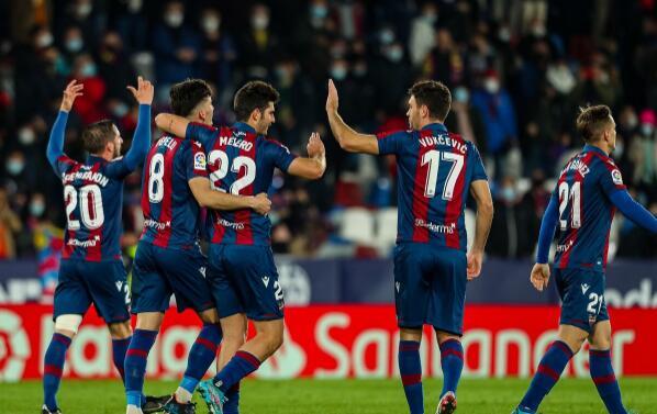 开云体育登录-卫冕冠军实力展现，瓦伦西亚在场上绽放