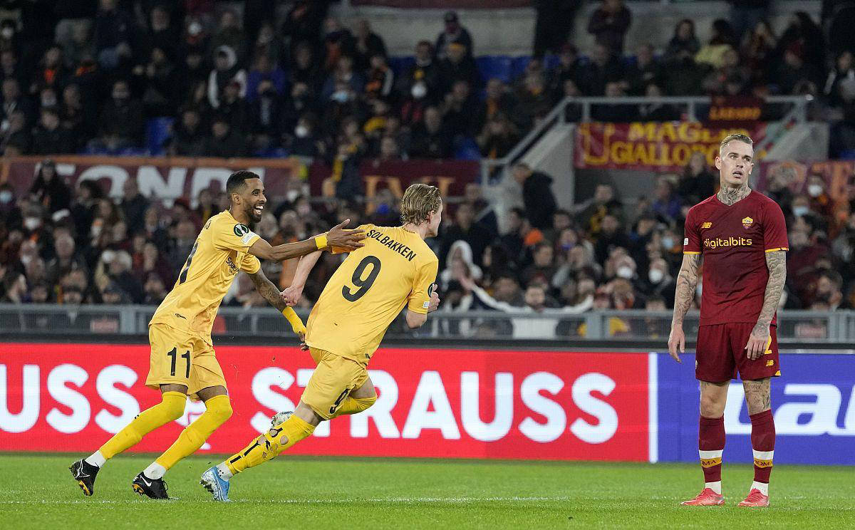 一场重要足球比赛中球员状态持续火热