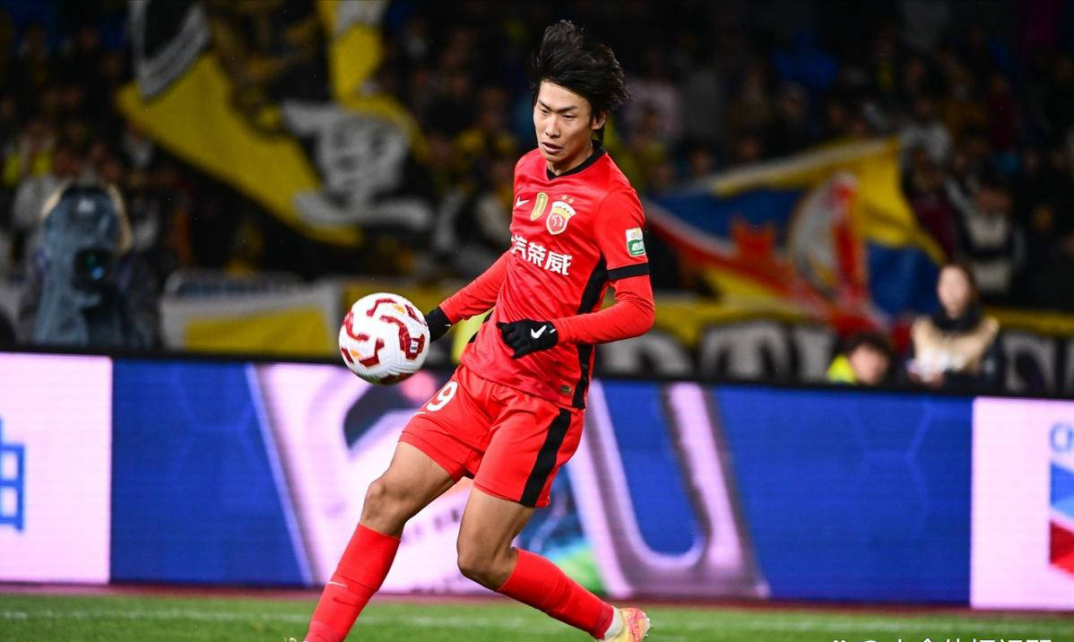 新秀崭露头角!年轻球员入选国家队 新秀崭露头角!年轻球员入选国家队