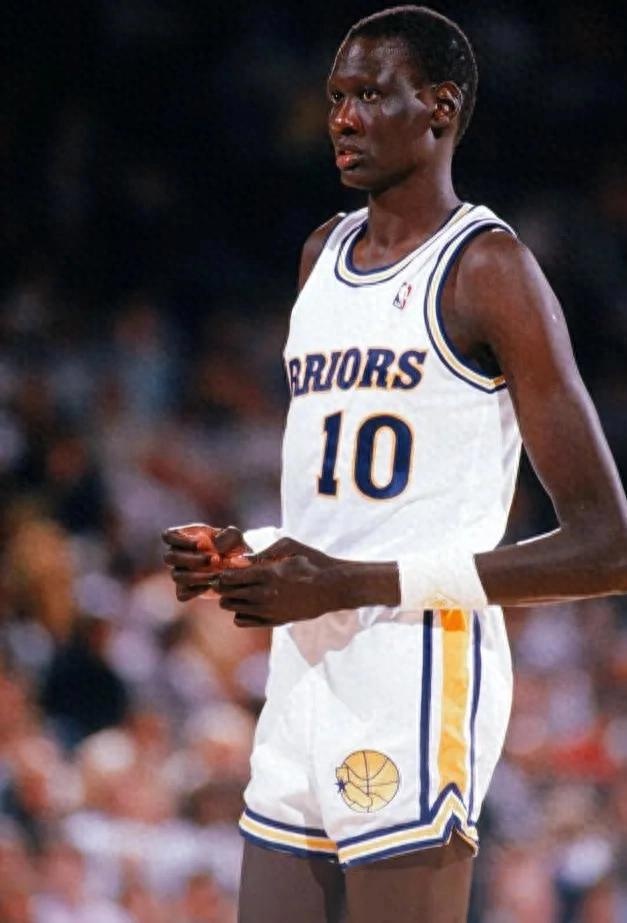 非洲篮球明星表现出色，成为场上亮点