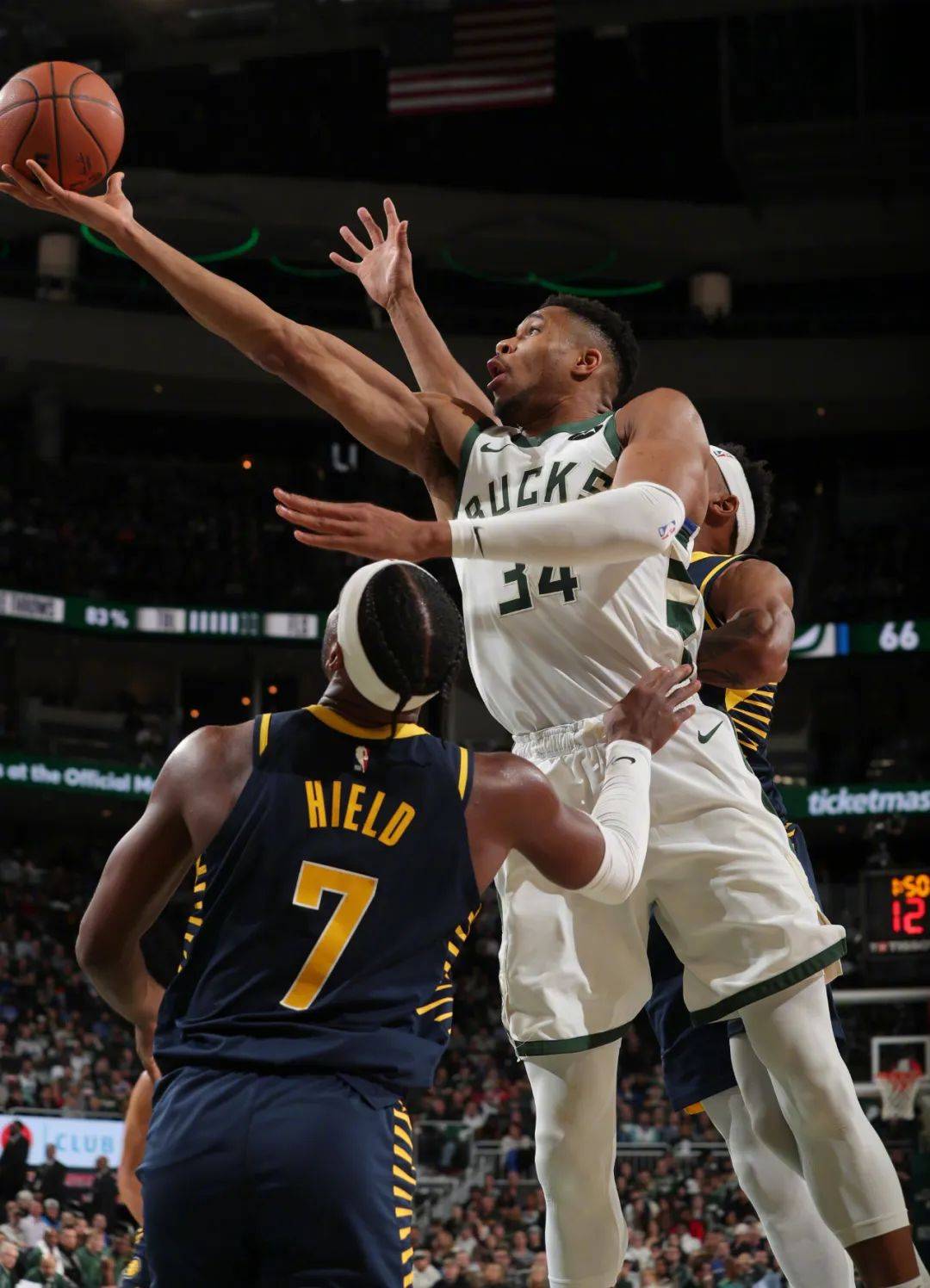 雄鹿击败步行者，字母哥表现抢眼