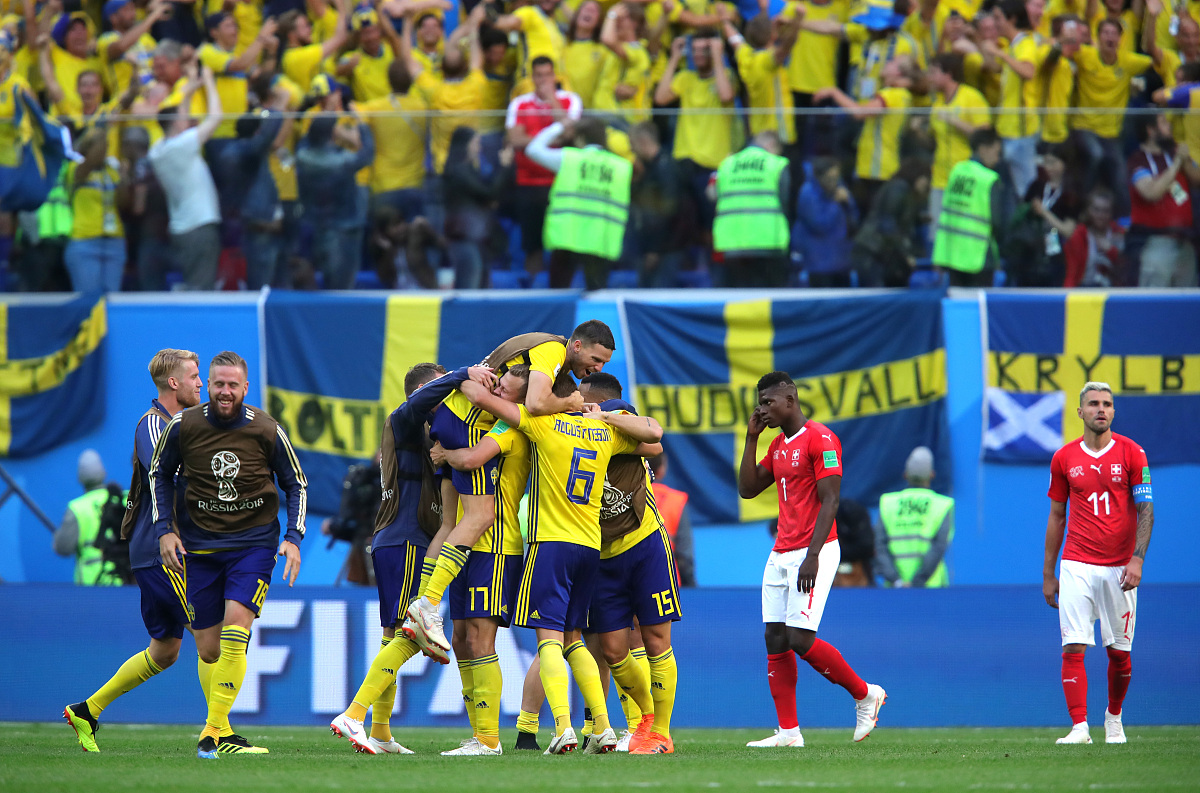 球队在比赛中展现团队合作力，获得胜利